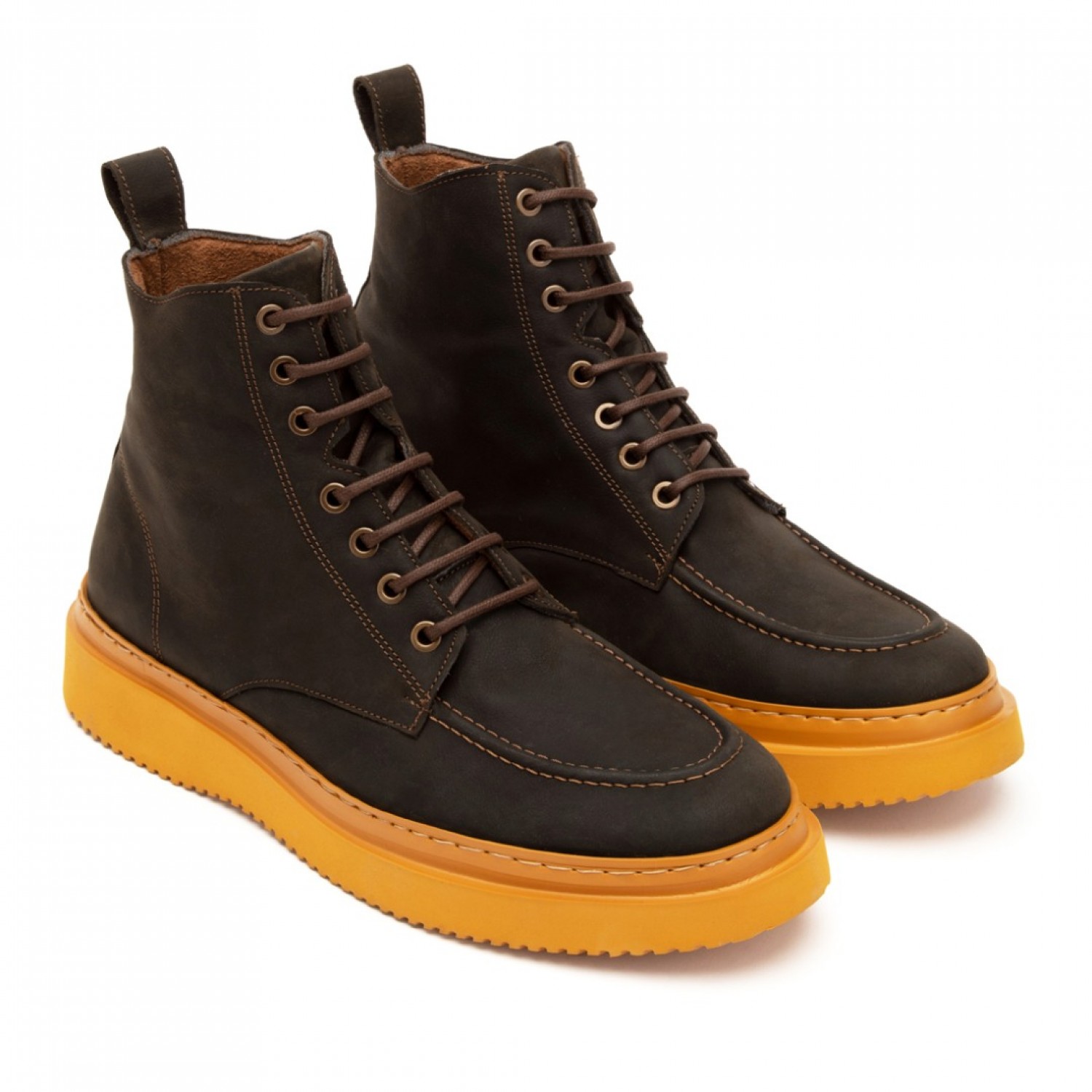 MONOCHROME BOOTS WITH CONTRAST SOLE