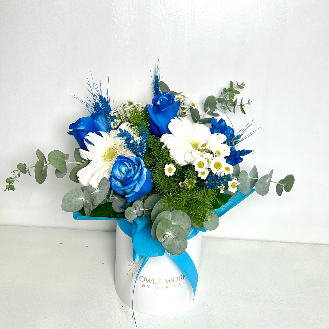 BLUE AND WHITE COMPINATION OF FLOWERS ROSES ZERPERA CHRYSANTHEMUM IN A BOX