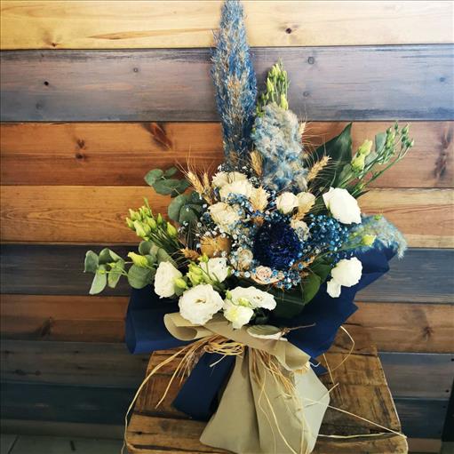 BOUQUET WITH PAMPAS AND MIXED BLUE IVORY COLOURS