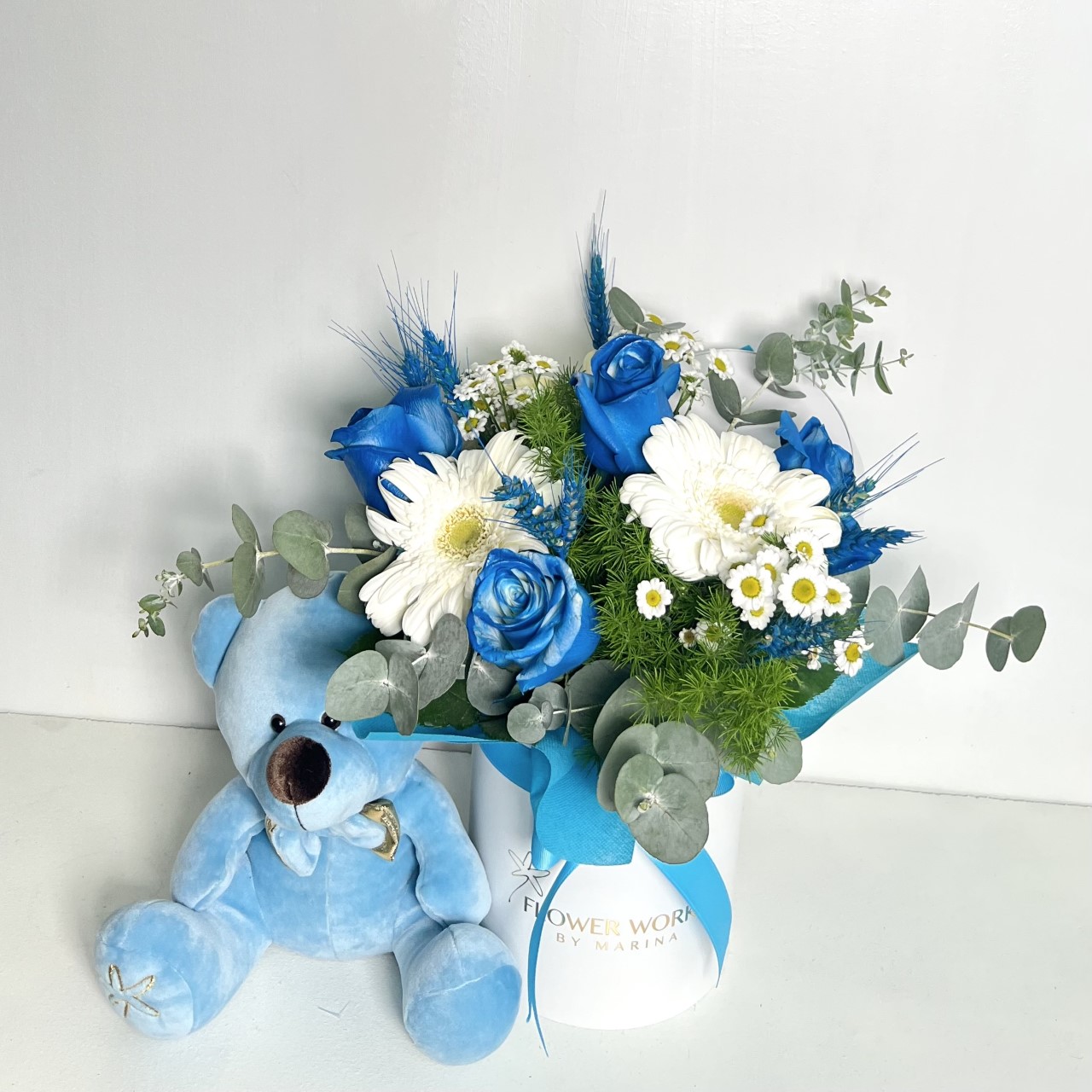 BLUE AND WHITE COMB OF FLOWERS ROSES XERPERA CHRYSANTHEMUM IN A BOX AND ...